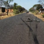 Estrada em Vilhena com bicicleta caída após atropelamento