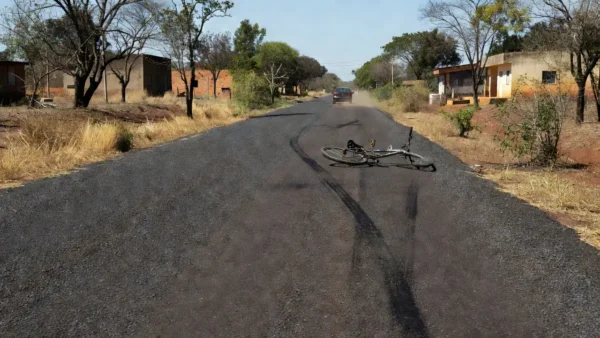 Estrada em Vilhena com bicicleta caída após atropelamento