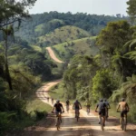 Ciclistas em estrada rural de Rondônia representando apoio ao ciclismo rondoniense