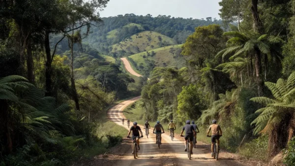 Ciclistas em estrada rural de Rondônia representando apoio ao ciclismo rondoniense