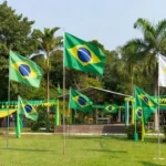 Ato cívico da Semana da Pátria em praça de Ji-Paraná com bandeiras do Brasil