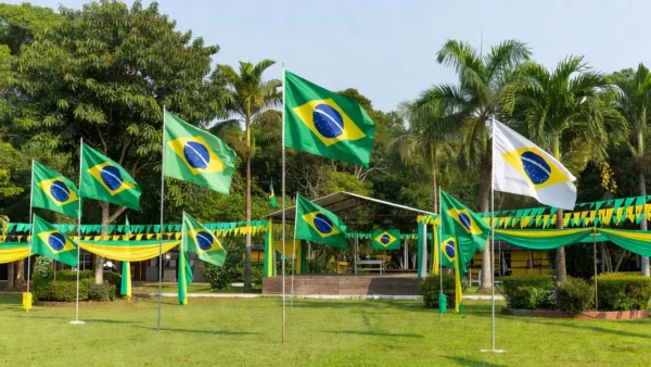 Ato cívico da Semana da Pátria em praça de Ji-Paraná com bandeiras do Brasil