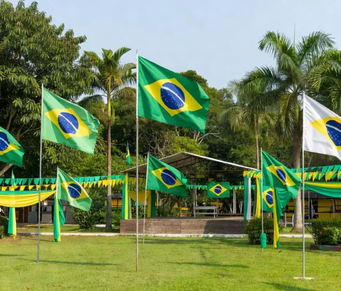 Ato cívico da Semana da Pátria em praça de Ji-Paraná com bandeiras do Brasil