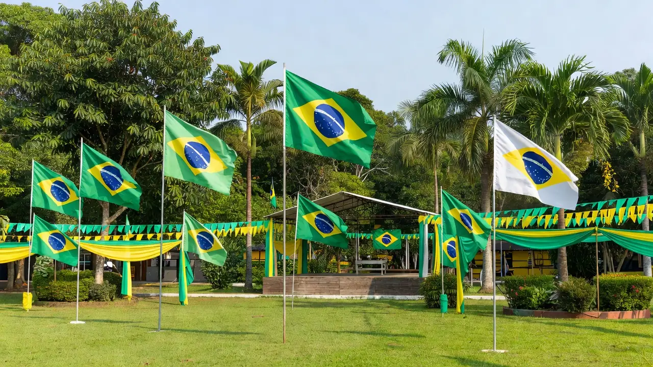 Ato cívico da Semana da Pátria em praça de Ji-Paraná com bandeiras do Brasil