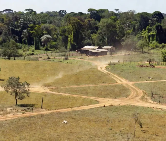 Paisagem rural em Rondônia com terras agrícolas e florestas amazônicas, sobre regularização fundiária.