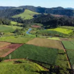 Paisagem rural em Rondônia com áreas de regularização fundiária