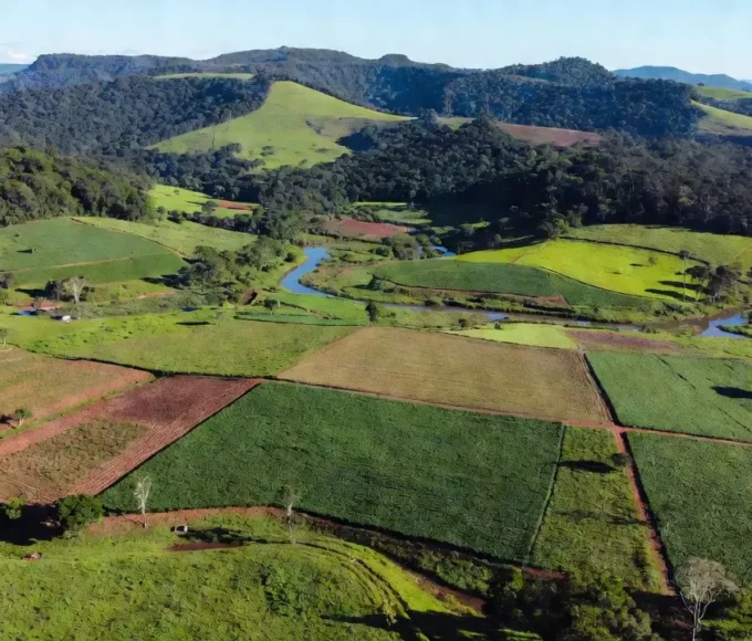 Paisagem rural em Rondônia com áreas de regularização fundiária