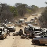 Durante o trajeto pela via, o adolescente perdeu o controle do Opala e colidiu violentamente contra a traseira de um Chevrolet Onix