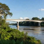 Ponte sobre rio na Amazônia em Rondônia simbolizando emendas de R$ 500 milhões