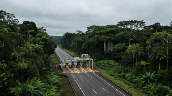 Praça de pedágio na BR-364 em Rondônia com paisagem amazônica