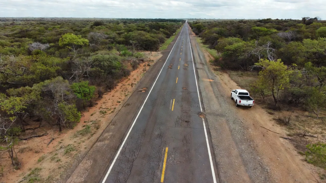 Rodovia BR-364 com veículo parado sem socorro