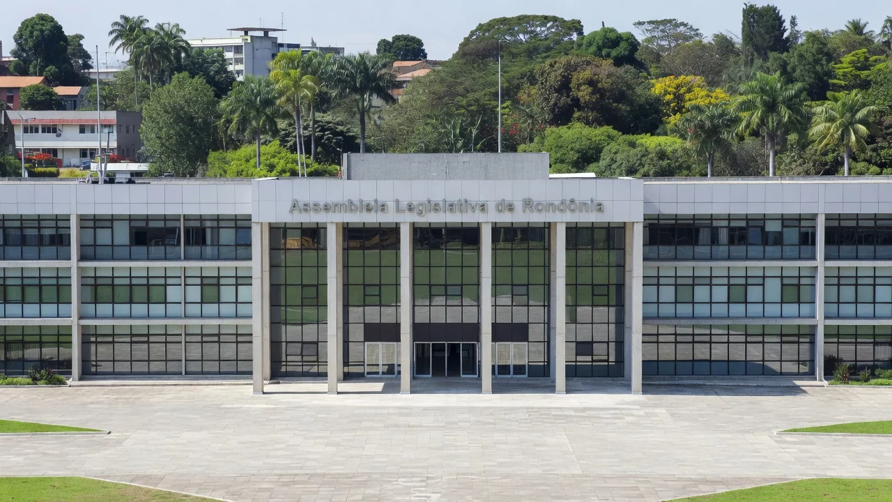 Vista da Assembleia Legislativa de Rondônia em Porto Velho sob luz natural