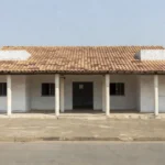 Fachada de edifício público em Colorado do Oeste, Rondônia, sob luz natural.