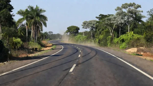 Pista da BR-364 em Pimenta Bueno após saída de motocicleta