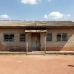 Escola pública em Rondônia com luz natural, relacionada a normas de nome social