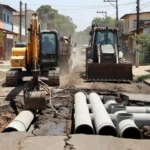Obras de esgoto em Rolim de Moura com tubulações e escavações