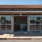 A Polícia Militar foi acionada e, com base nas indicações das vítimas, localizou e abordou o suspeito