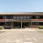 Fachada do Fórum de Alta Floresta D'Oeste em Rondônia sob luz natural