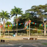Praça na Zona Leste de Porto Velho com decorações para o Esquenta do Aniversário