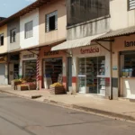 Rua comercial em Ji-Paraná com lojas do setor produtivo