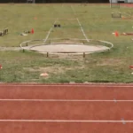 Pista de atletismo nos Jogos Escolares Brasileiros com disco e martelo