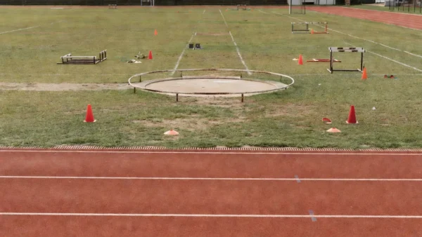 Pista de atletismo nos Jogos Escolares Brasileiros com disco e martelo