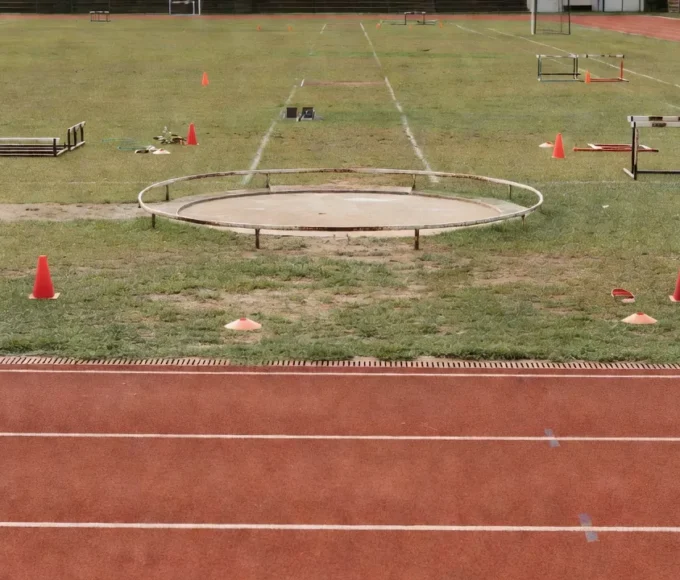 Pista de atletismo nos Jogos Escolares Brasileiros com disco e martelo