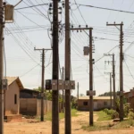 Medidores de energia em postes em Ji-Paraná, Rondônia, sobre furto de energia