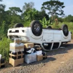 Hilux capotada na BR-429 em Rondônia com 530 kg de drogas apreendidas