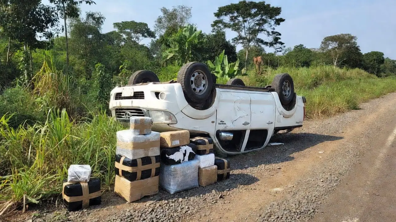 Hilux capotada na BR-429 em Rondônia com 530 kg de drogas apreendidas