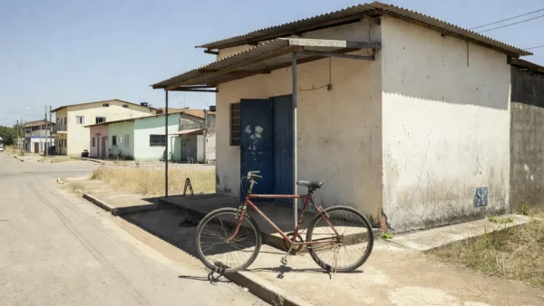 Em checagem ao veículo, os policiais constataram que o número de identificação estava parcialmente suprimido