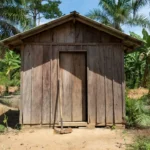 Residência rural em Rondônia com enxada no chão