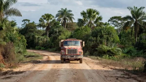 Caminhão estacionado em estrada de Ji-Paraná, Rondônia