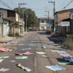 Rua em Porto Velho com materiais de campanha política após confronto