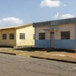 Escola e posto de saúde em Vilhena, Rondônia, sobre propostas de educação e saúde.
